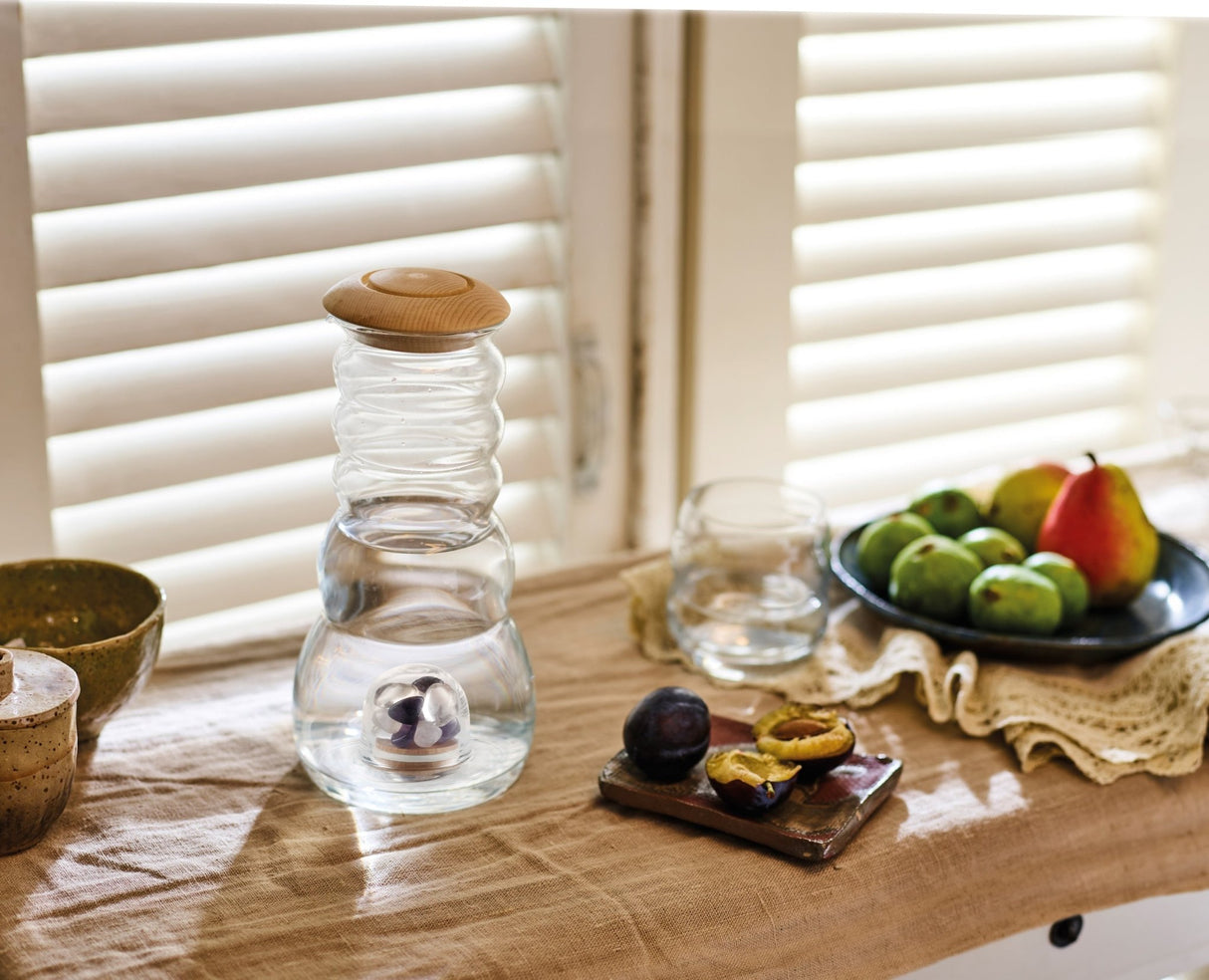 Cadus Krug 1 Liter mit Edelsteinen und Zirbenholzdeckel - UrQuelle