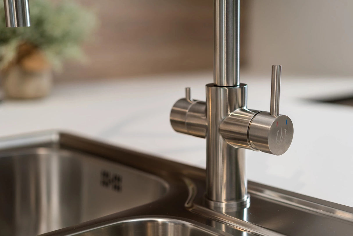 Vizio 5 Wege Wasserhahn Küchenarmatur, Edelstahl Massiv mit 360° schwenkbarem Auslauf, abnehmbare 2 strahl Handbrause, Gebürstet / Schwarz - UrQuelle®