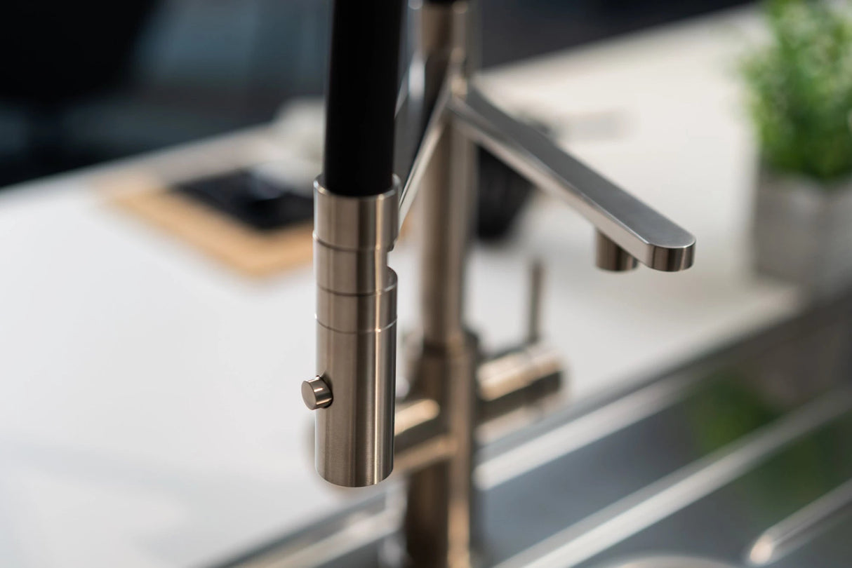 Vizio 5 Wege Wasserhahn Küchenarmatur, Edelstahl Massiv mit 360° schwenkbarem Auslauf, abnehmbare 2 strahl Handbrause, Gebürstet / Schwarz - UrQuelle®