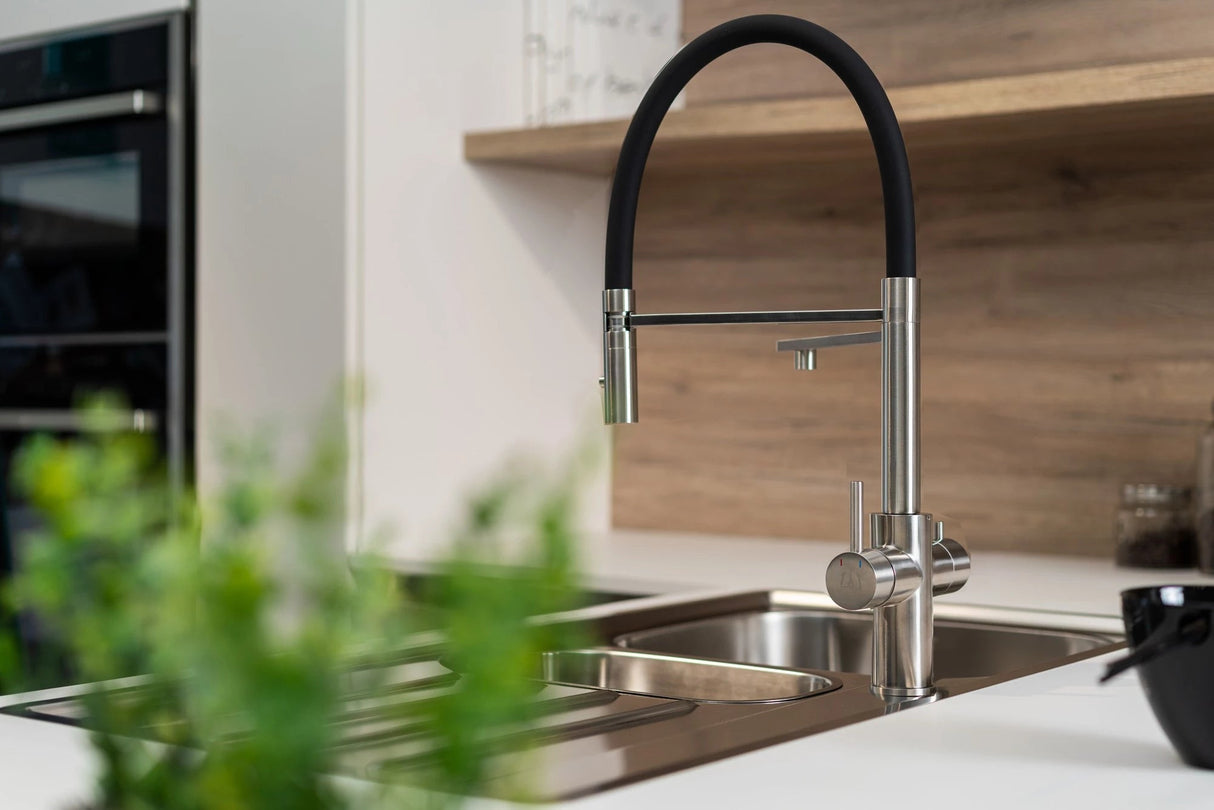 Vizio 5 Wege Wasserhahn Küchenarmatur, Edelstahl Massiv mit 360° schwenkbarem Auslauf, abnehmbare 2 strahl Handbrause, Gebürstet / Schwarz - UrQuelle®