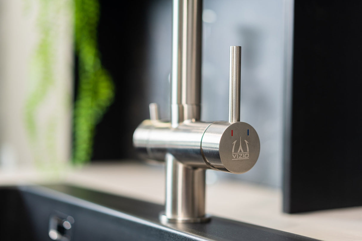 Vizio Niederdruck 3 Wege Wasserhahn Küchenarmatur, Edelstahl Massiv mit 360° schwenkbarem Auslauf, abnehmbare 2 Strahl Handbrause, Gebürstet / Schwarz - UrQuelle