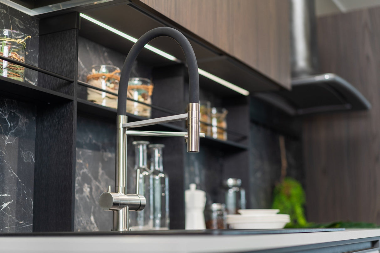 Vizio Niederdruck 3 Wege Wasserhahn Küchenarmatur, Edelstahl Massiv mit 360° schwenkbarem Auslauf, abnehmbare 2 Strahl Handbrause, Gebürstet / Schwarz - UrQuelle